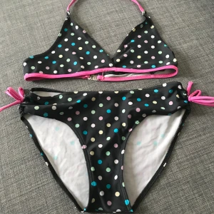 Bikini  - En välanvänd bikini som är prickig i storlek 146/152