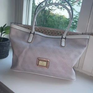 Guess väska - Aldrig använd guess väska. Har några fläckar på baksidan men de syns inte så tydligt annars i väldigt god skick och är väldigt rymlig:) köpt för 1200kr 