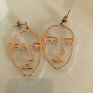 Örhängen  - Ett par fina örhähgen ifrån monki bara testade. Säljer för 30kr plus 11kr frakt 