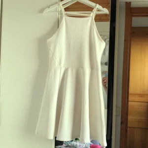 Vit sommarklänning - Vit sommarklänning, endast använd 2 gånger så i väldigt fint skick! 