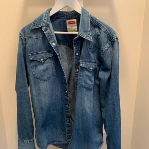 Vintage Levis’s jeans skjorta - I bra vintage skick, inga anmärkningar som syns eller sticker ut! 150 kr exklusive frakt 😊