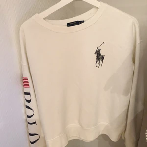 Ralph Lauren Sweatshirt - Köpt på Johnells, nypris runt 1000 kr. Använd en del men inga fläckar osv. Passar xs-s 😋