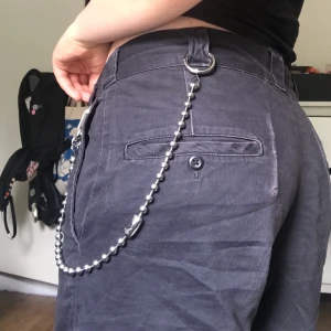 byxkedja/halsband - ascool och unik byxkedja!!! för de som gillar fetare kedjor så går den utmärkt att ha som halsband också, den är inte så tung som den ser ut, men hänger ändå snyggt på byxorna.