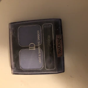 Ögonskugga  - Det är två stycken fina blåa ögonskuggor ifrån isadora. sparsamt andvända men i väldigt fint skick! Skulle säga att dom knappt är andvända då ja inte sminkar mig. Du får me ögonskugga borsten att applicera med. 40+ frakt pris går att pruta så hör av dig💓