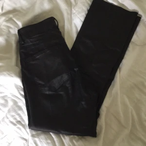 Skinnbyxor - Skinnbyxor från Vero Moda med Bootcut effekt. Storlek S och längd 30. Passar bra på M också eftersom de är stretchiga. Inga skador, Jag är 158 cm lång.