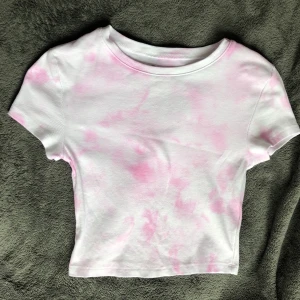 Rosa tie dye tröja💗 - Säljer en Croppad tiedye tröja som jag handfärgat💗Stoelek S men skulle säga att den även passar xs!🤪Frakt på 25 kronor tillkommer!