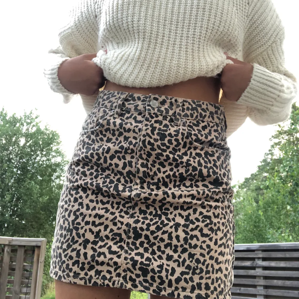Leopard mönstrad jeans kjol. Ej använd mycket alls, o i väldigt bra skick. Köparen står för frakt!               Stolek: 38, men passar även mig som är en 36a. Märke: Gina Tricot.                                                     🧡🖤🧡. Kjolar.
