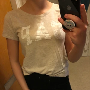 T-shirt  - Beige T-shirt från GAP. Skicka ett meddelande till mig om du vill ha fler/bättre bilder! ☺️ 20kr+frakt 