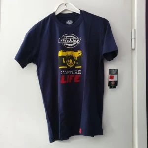 Dickies t-shirt med tryck, aldrig använd - En Dickies t-shirt med tryck, herr storlek M, OBS! Asiatisk storlek ungefär en S i Svensk standard. Tags kvar och aldrig använd. 