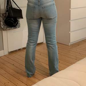 Säljer dessa assnygga jeans från Örjan Andersson. Stylen är unisex patch blue jeans och de är storlek W32, L32. Sparsamt använda. Gammal modell så går inte att hitta längre, frakten ligger på 66 kr men den är redan i inlagd i priset!