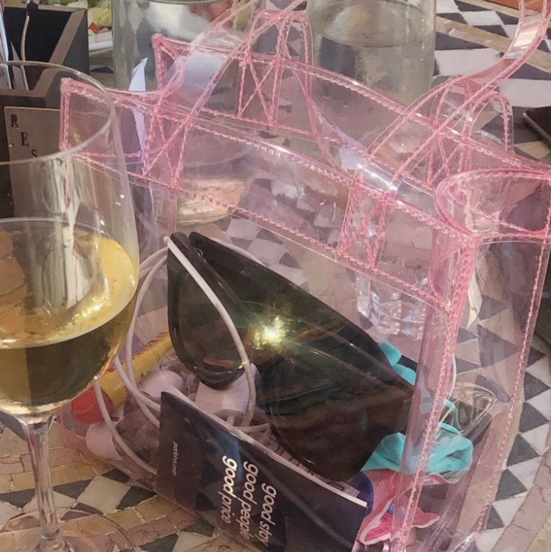 GENOMSKINLIG ROSA VÄSKA 