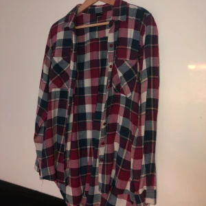 Vintage skjorta (GINA) - skjortan är välanvänd, saknar en knapp någonstans och sista bilden visar vart den är lite trasig vid ärmen men annars är den hel! Jättegammal skjorta från 2010 haha så om någon gillar gamla kläder så är denna perfekt! 🤎🧡 inget stretch!