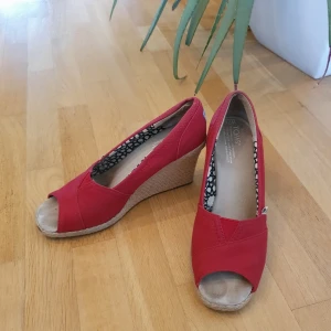 Toms röd canvas wedges - Säljer Toms klackskor, röd färg storlek US 7.5. Använt ca. 3 gånger. Klackhöjd är 8cm och jättebekväma. 