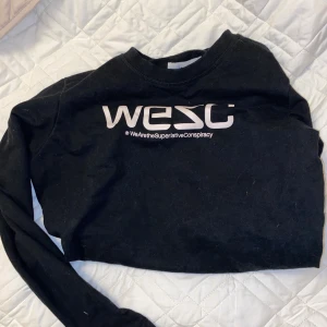 Svart tröja - Vanlig svart tröja utan luva. Jättefin på och bara använd 1gång. Storleken är 14-16 år men skulle själv säga att den är som Xs-S