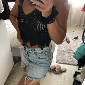 Snygg broderad topp svart🖤 - Superfin broderad topp i svart perfekt till stranden i sommar🖤