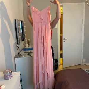 Klänning - Fin klänning använd 2 gånger från Nelly. Nypris 500. Stl XS. 