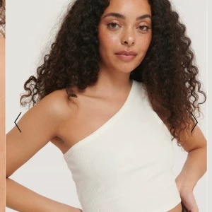 One shoulder - Säljer min fina vita one shoulder topp. 