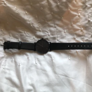 Klocka dam - Hel svart klocka, fungerande batteri. Porto 22kr. 