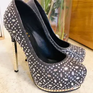 This gorgeous 35size in 3inches high heel. Brand new, very sexy and elegant but it’s too high for me!!! 💃🏼👠👗 include frakt 🦋🦋🦋