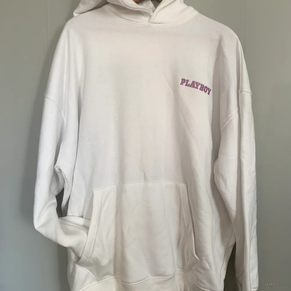 Oversized Playboy x missguided hoodieklänning i  Strl 4 (strl 32). Hoodies.