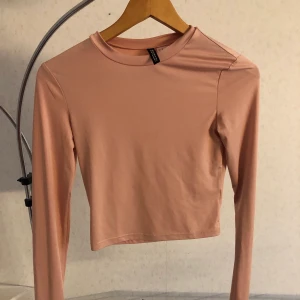 Rosa magtröja XS - Rosa längre magtröja i ”scuba” material. Fint skick. 