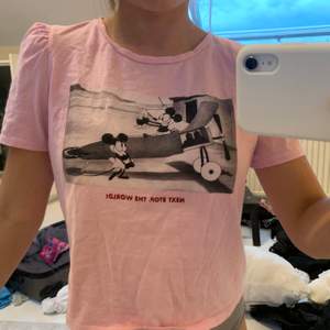 Rosa T-Shirt med puffärmar, med tryck på mussepigg. Inte använd många gånger. Passar storlek xs-m 