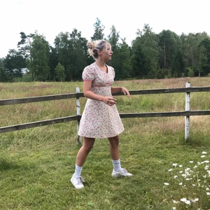 Vintage Klänning strl 34 - Fin blommig klänning köpt second hand. Står strl 38 men passar en 34 perfekt. Köparen står för frakt (63) 💕