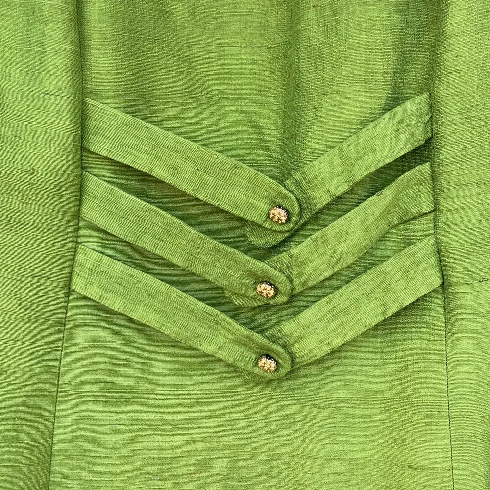 Mycket vacker grön klänning retro vintage i äkta siden, handvävt i Thailand. Made in Sweden. Äkta 60-tal. Passa på att bli ägare till denna ovanliga klänning!! Storlek 40. Frakt 80kr. . Klänningar.