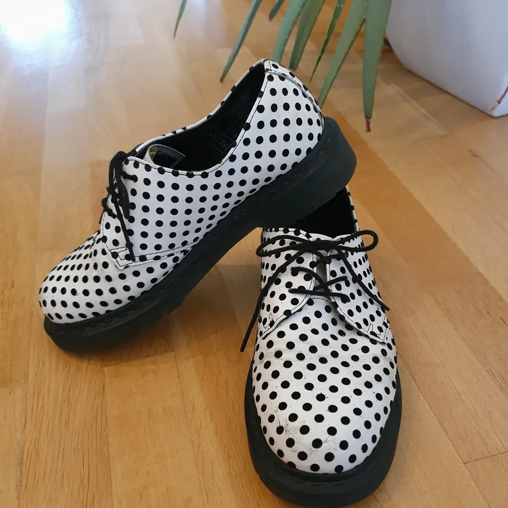Säljer Dr. Martens skor, vit färg med svarta prickar storlek EU 38. Använt ca. 10 gånger. Finns lite skador på båda skorna, se bilder. De är limited edition, och supersöta!. Skor.