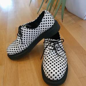 Säljer Dr. Martens skor, vit färg med svarta prickar storlek EU 38. Använt ca. 10 gånger. Finns lite skador på båda skorna, se bilder. De är limited edition, och supersöta!
