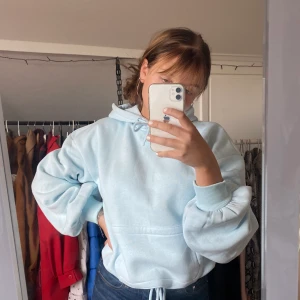 Hanna schönberg x nakd hoodie  - En snygg slutsåld hoodien som jag köpte från nakd. Hoodien är i storlek xs och är endast testad. Budgivning blir om flera är intresserade, frakt tillkommer på 79kr☺️