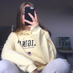 Hoodie - Gul hoodie med tryck! Jättefin pastellgul färg som passar till det mesta! 