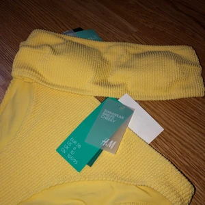 Gul bikini  - Populär och slutsåld bikini från H&M! Endast testad och säljer då toppen var för liten för mig :/ Lapparna e kvar!! Den e sååå snygg och materialet e stretchigt :p Toppen är i strl 36, och byxorna i strl 38!!