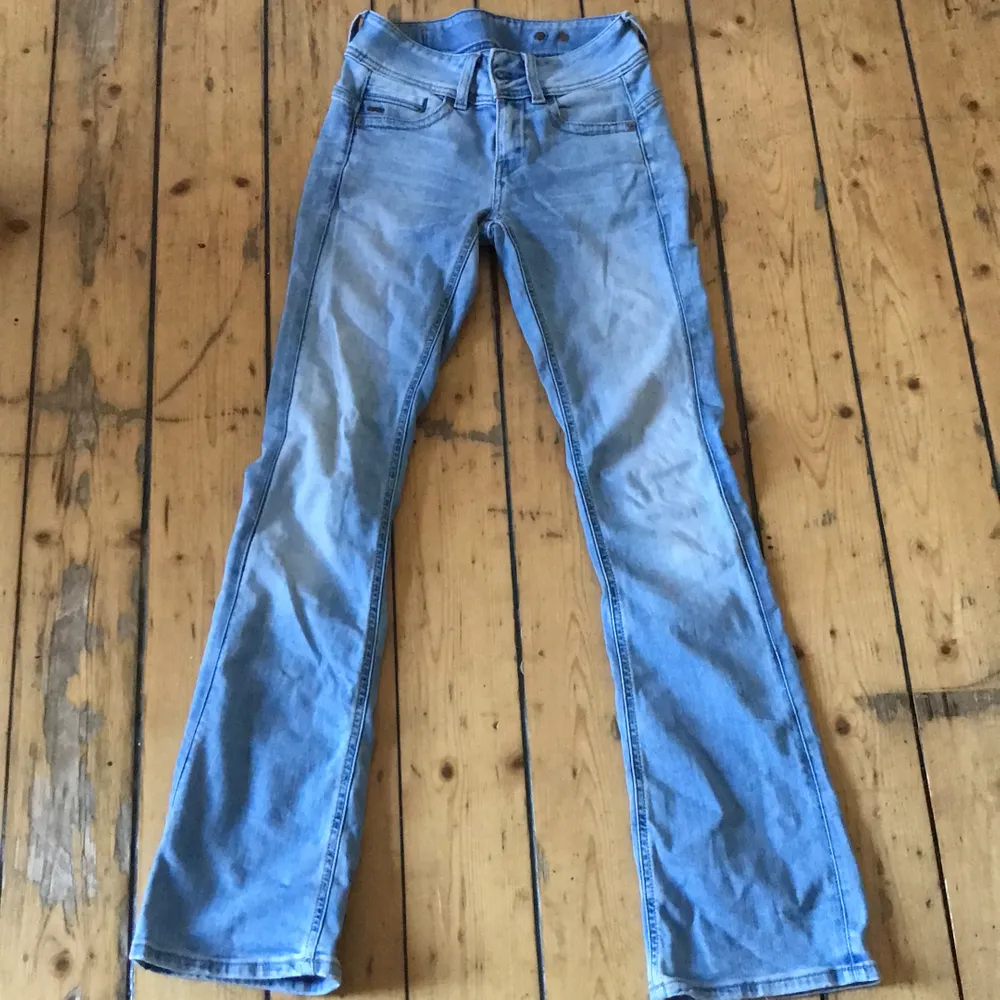 Passar någon mellan 155-165 skitsnygga stretchiga och anpassar sig efter kroppen väldigt lätt jeans material fin ljusblå färg som nya :). Jeans & Byxor.