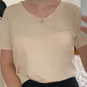 T-shirt i storlek M - T-shirt ifrån Gina Tricot. Nypriset var 149 kr och säljer nu för 80 kr. Kan mötas upp eller skicka.