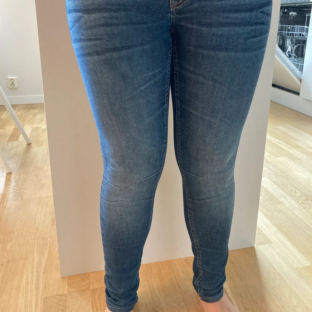 Lågmidjade Crocker-jeans i nyskick! 🔥 Stretchiga och sköna i benen 🌟 Midjemått: 28 inches, längd: 30 inches (personen på bilden är 160 cm) 🤗 Köparen står för frakt, hör av er vid frågor/för fler bilder. Buda gärna ✨ Nypris: 500kr. . Jeans & Byxor.