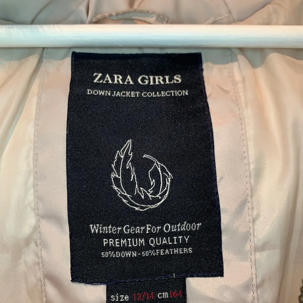 Varm vinterjacka från Zara i storleken S. Jackan stängs med dragkedja men också med knappar. Det finns två fickor och pälsen går att ta bort med dragkedja. Använd fåtal gånger, mycket bra skick.. Jackor.