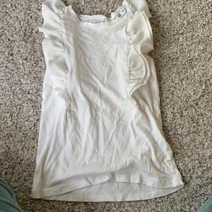 Fint sommarlinne - Ett linne med lite volanger i bra skick