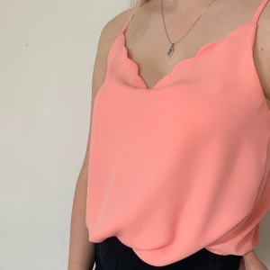 Linne i storlek S - Linne ifrån New yorker. Nypriset var ca 150 kr och säljer den nu för 75 kr. Kan mötas upp eller skicka.