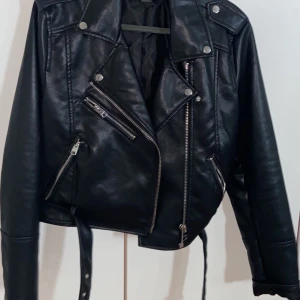 Skinnjacka - Storlek L men passar för S/M. Ganska ny använt Max 2-3 ggr. Köparen står för frakt