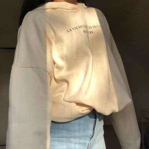  - Säljes pga av för stor storlek. Har vanligtvis S och använde som oversized då den inte var alldeles för stor men kom knappt till användning Detalj; spänne med snöre 