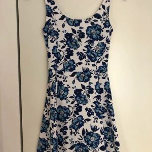 Så söt skaterklänning!! - Jättefin vit skaterklänning med blåa blommor! Världens finaste passform och inte mycket använd. Perfekt på sommaren och också jättefin att ha under större sweatshirts eller liknande!! Storlek xs men passar xs/s! 84kr inklusive frakt!! 