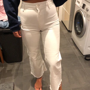 Zara jeans - Vita Zara jeans som har blivit för små. Frakt tillkommer:)