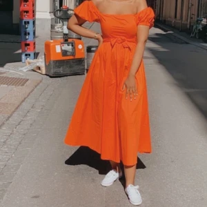 Intressekoll - Säljer denna oranga klänning från missguided. Använd endast EN GÅNG. 