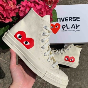 Converce  - Säljer mina vita cdg converse!!
