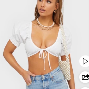 Vit topp - Vit söt topp man knyter med puff armar testad en gång. 