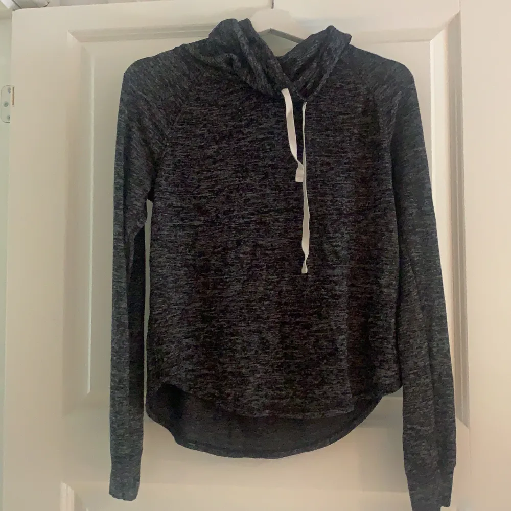 En lite tunnare tröja, hoodie från Hollister, med en liten polokrage, i en fin blå/grå/svart färg med vita snören. Köpt för 500kr, säljer för 200kr. Använd ett fåtal gånger . Tröjor & Koftor.