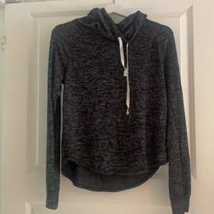En lite tunnare tröja, hoodie från Hollister, med en liten polokrage, i en fin blå/grå/svart färg med vita snören. Köpt för 500kr, säljer för 200kr. Använd ett fåtal gånger 