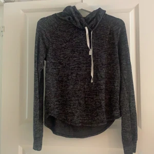 Hollister tröja/hoddie, med polokrage - En lite tunnare tröja, hoodie från Hollister, med en liten polokrage, i en fin blå/grå/svart färg med vita snören. Köpt för 500kr, säljer för 200kr. Använd ett fåtal gånger 