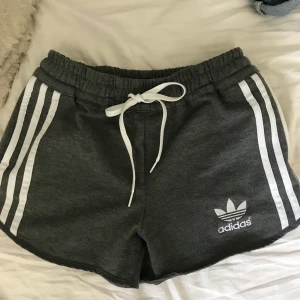Adidas shorts  - Snygga och mjuka adidas shorts i fint skick. Står att det är i storlek M men sitter lite tajt på mig som vanligtvis har M, så skulle nog säga att dom är S